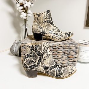 Chase and Chloe Charles Tan Snake Print Studded Chelsea Boots Size 7.5